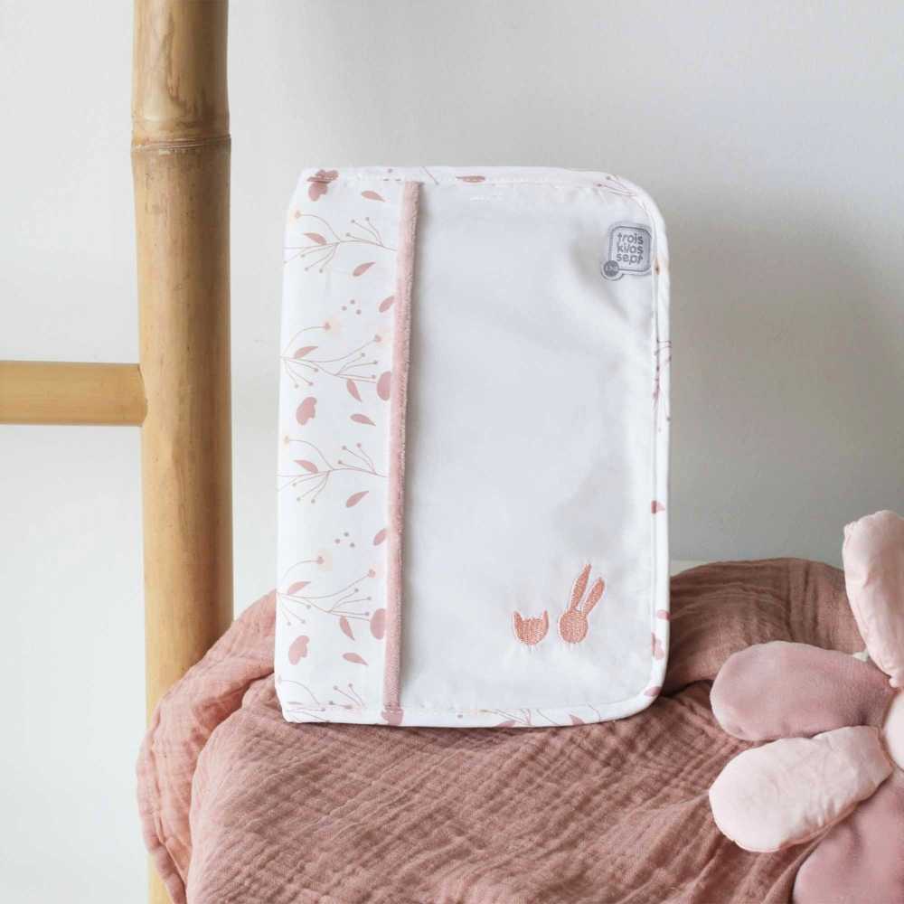 Protector de cartilla de salud para niña colocado sobre una mesita