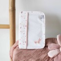 Copertina per libretto sanitario da bambina posato su un tavolino