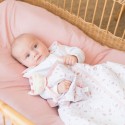 Baby wird mit seinem Schmusetuch Rose die Katze einschlafen