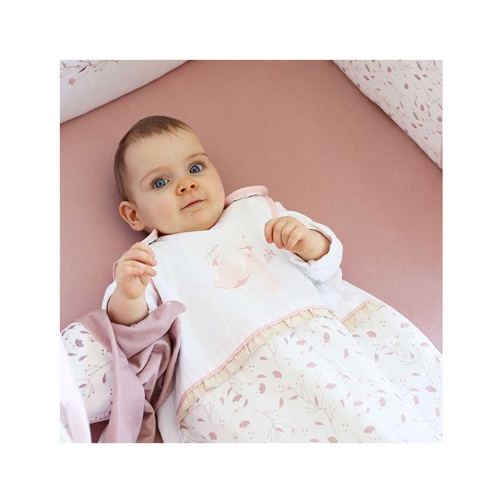 Baby liegend mit seinem 90 cm Schlafsack auf weißem Hintergrund mit Blumendruck - Rose & Lili