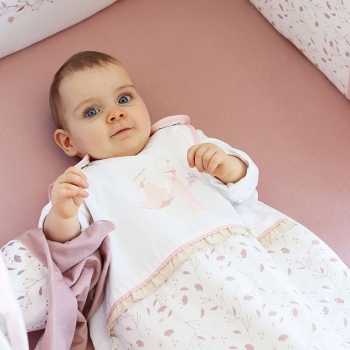 Baby liggend met zijn 90 cm slaapzak op witte achtergrond bedrukt Floral - Rose & Lili