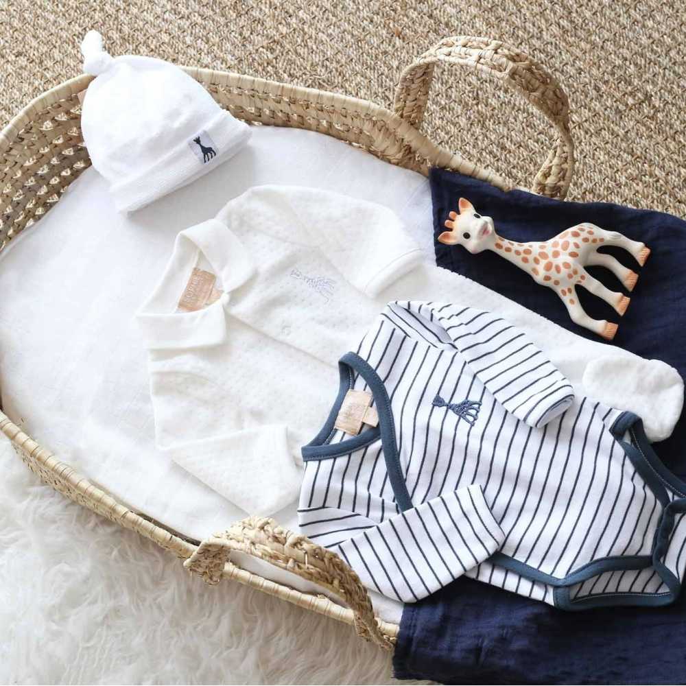 Lookbook con il berretto bianco e blu navy