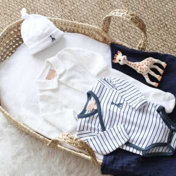 Lookbook con il berretto bianco e blu navy