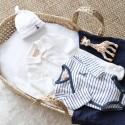Lookbook con el gorro blanco y azul marino