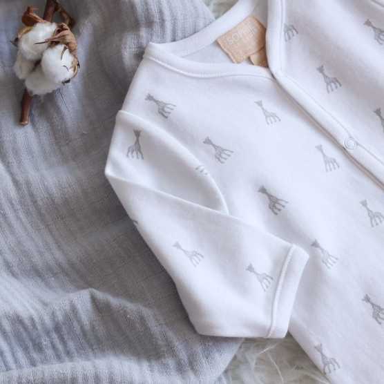 geboorte pyjama wit met Sophie de Giraf motieven voorkant