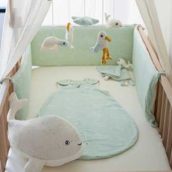 Wal-Plüschtier in Babybett mit Betttextilien