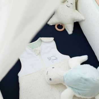 gemêleerde geborduurd slaapzak in het babybedje