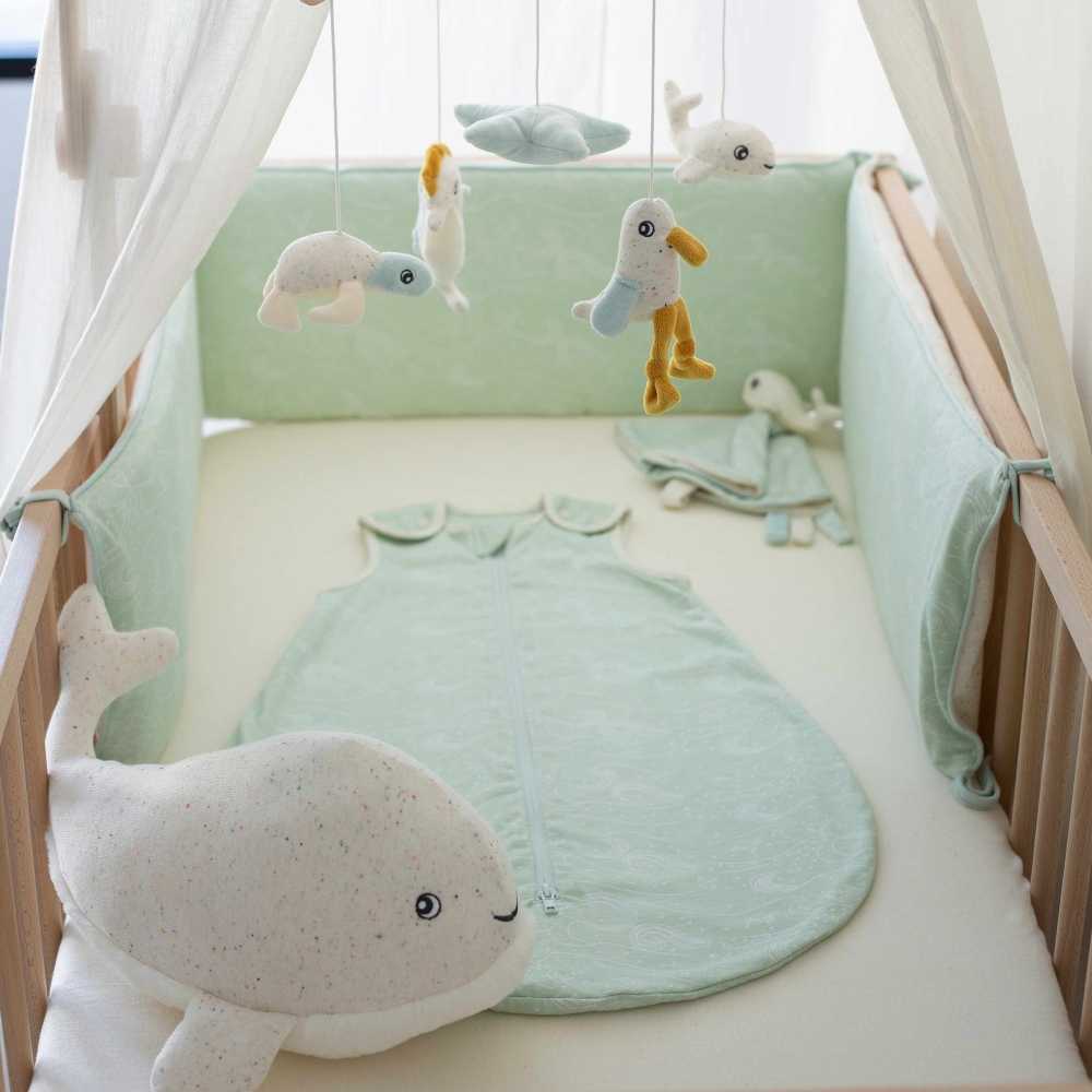 gigoteuse été au large de nova mise en scène dans un lit bébé.