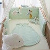 Sommerschlafsack Au Large de Nova im Babybett inszeniert.