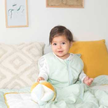 bébé joue avec une balle en tissus