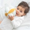 baby speelt met zijn sensorische bal