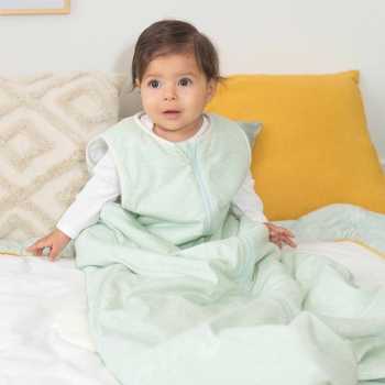 foto baby met zijn grote slaapzak Au large de Nova zeegroen
