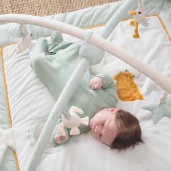 Baby liegt auf seiner Spielmatte Au large de Nova