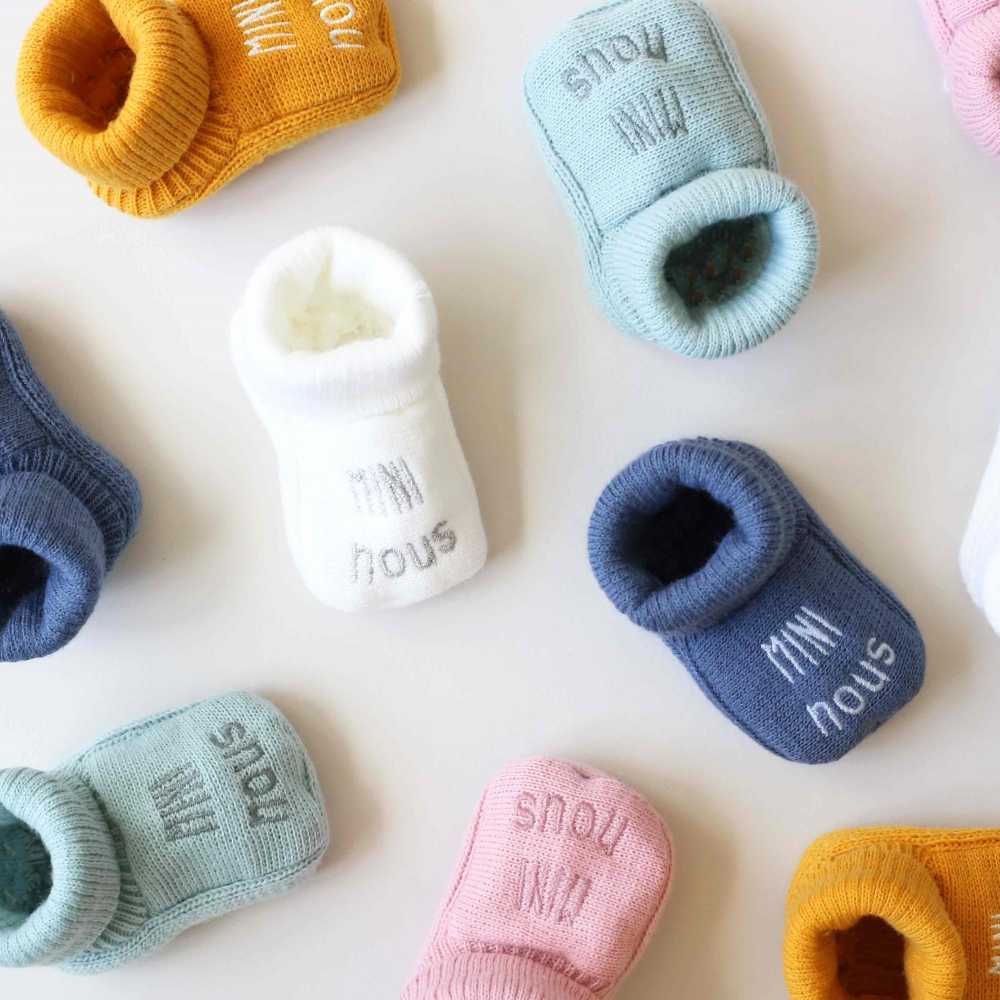 mise en scène des chaussons bébé mini nous de toutes les couleurs