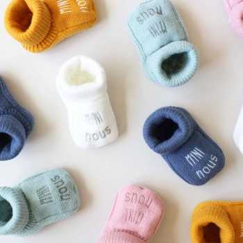messa in scena delle scarpine per neonati mini nous di tutti i colori