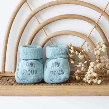 puesta en escena de los zapatitos bebé mini nous verde salvia