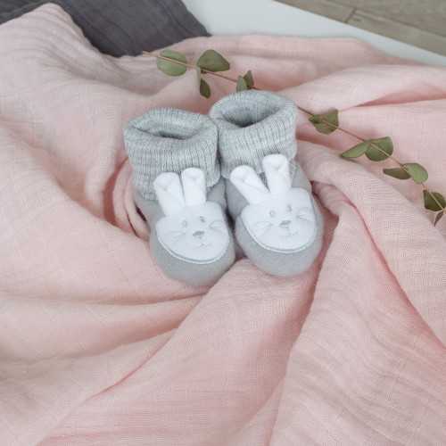 patucos de nacimiento pequeño conejo blanco