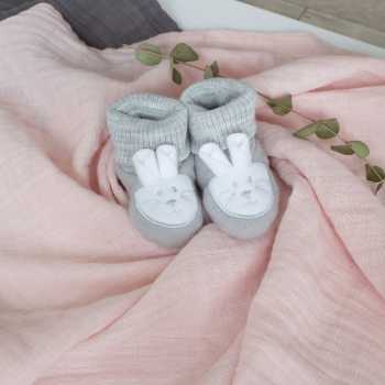 mise en scène des chaussons naissance petit lapin gris