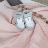 mise en scène des chaussons naissance petit lapin gris