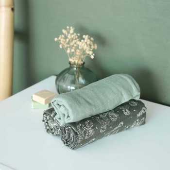styling van de luiers op een commode met kleine babyzeepjes