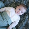 Baby mit seinen Windeln mit tropischen Blattmotiven