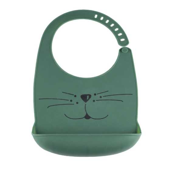 Bavaglino verde foresta con il musetto di un gattino