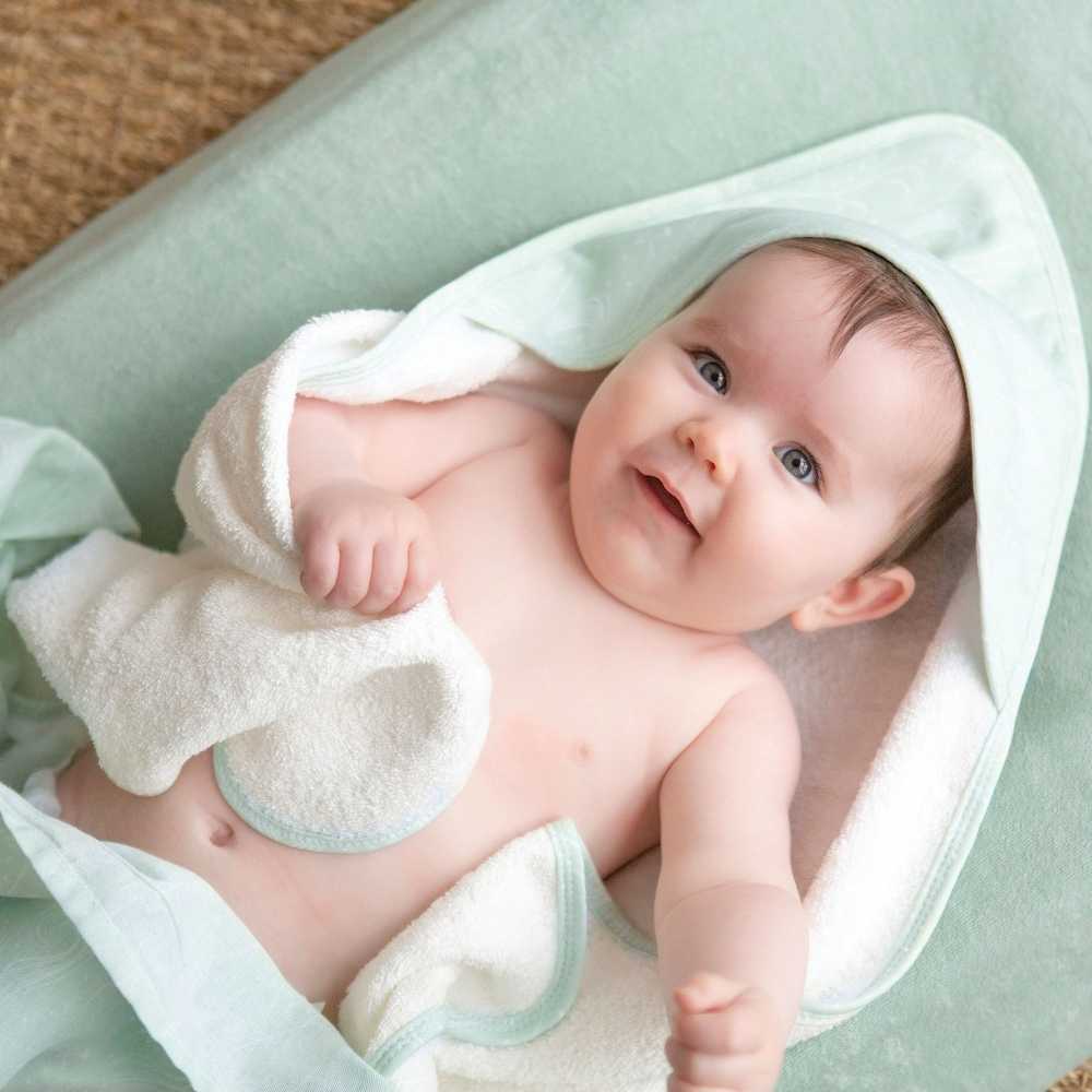 bambino nel suo accappatoio da bagno al largo di Nova