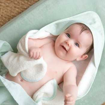 bambino nel suo accappatoio da bagno al largo di Nova