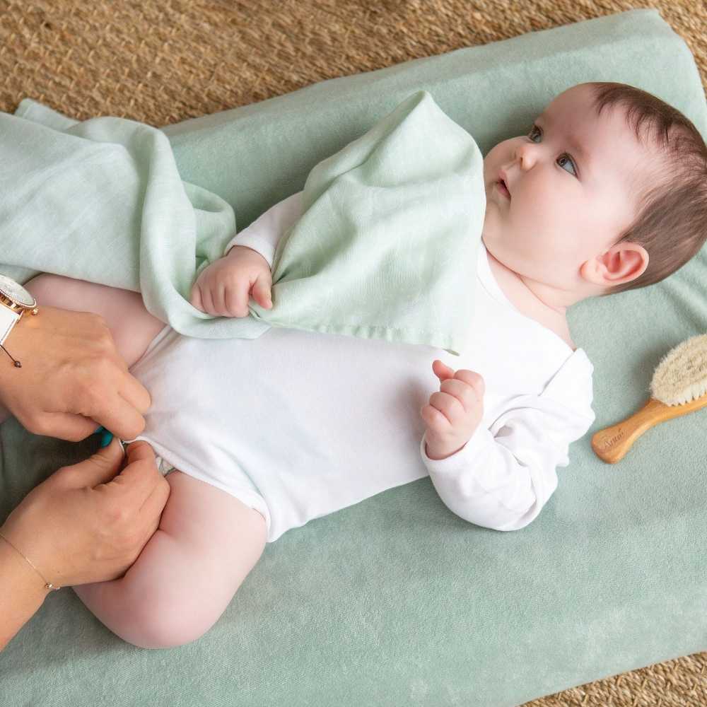 baby met zijn hydrofiele doek op volle zee van nova zeegroen met motieven