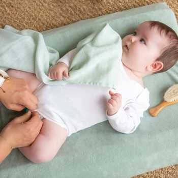 baby met zijn hydrofiele doek op volle zee van nova zeegroen met motieven