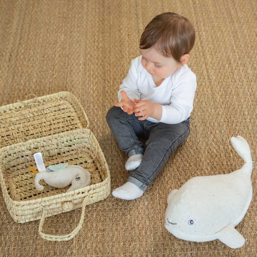 bambino con il suo peluche irene la balena al largo di nova