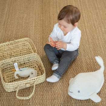 bébé avec sa peluche irene la baleine au large de nova