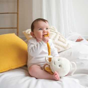 baby speelt met zijn muzikale knuffel jelly de kwal op volle zee van nova