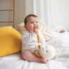 Baby spielt mit seinem Musik-Plüschtier Jelly der Qualle auf dem weiten Meer von Nova