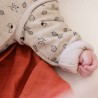 Zoom op het kleine armpje van de babyslaapzak