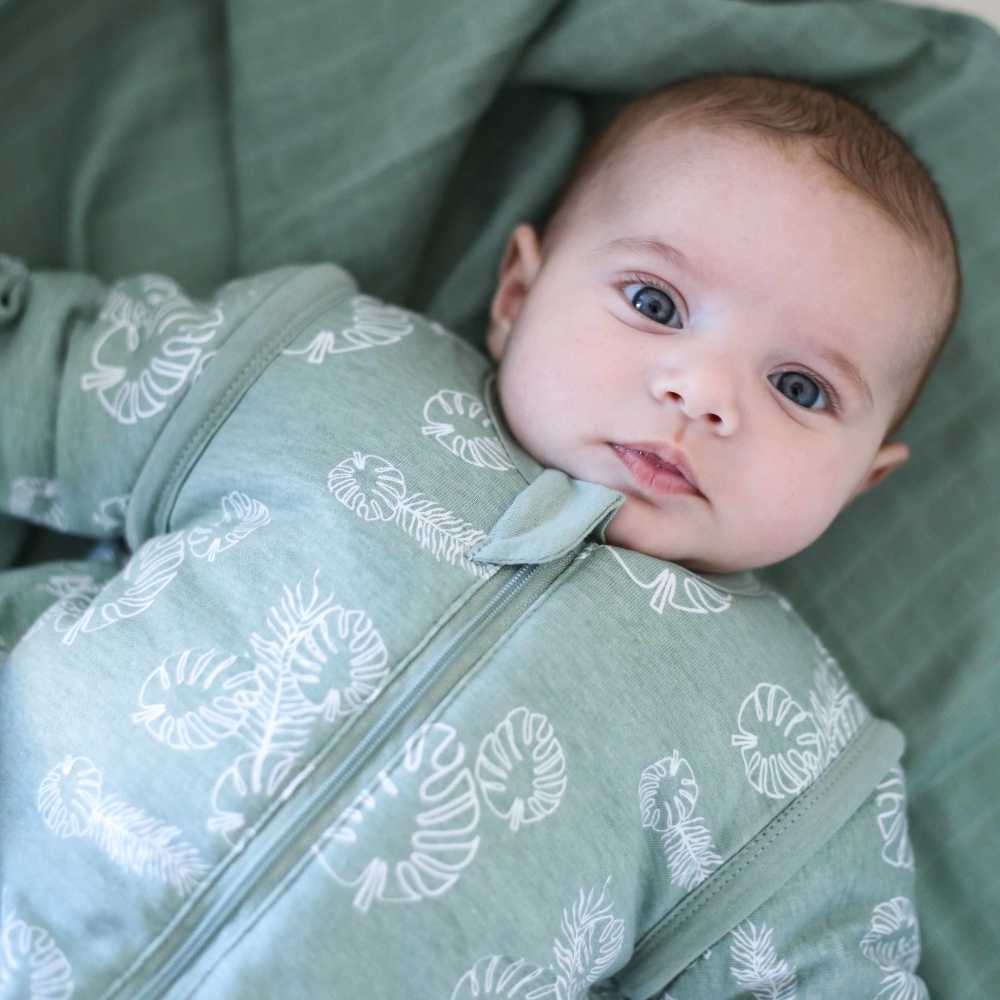 Waches Baby in seinem grünen Schlafsack mit Ärmeln