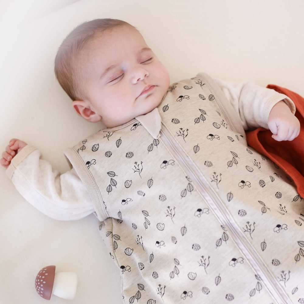 Bébé qui dort sans sa turbulette sans manches et ses motifs forêt