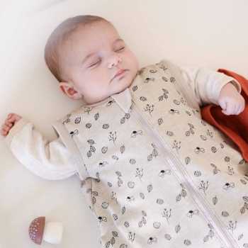 Baby schläft ohne seinen ärmellosen Schlafsack mit Waldmotiven