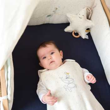 baby in zijn geborduurde slaapzak au large de nova