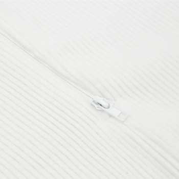 Nahaufnahme des Reißverschlusses und des Cord-Velours-Materials des Schlafsacks
