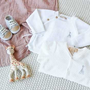 Brassière 100% coton ©Sophie la girafe blanche assortie à un pyjama velours blanc et des chaussures