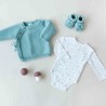 photo idée tenue de naissance body blanc motif chat et brassière et chaussons sauge