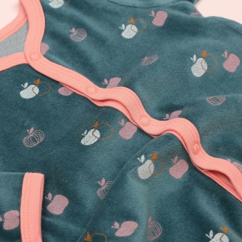 Zoom op het motief kleine appeltjes en de velours stof van de pyjama