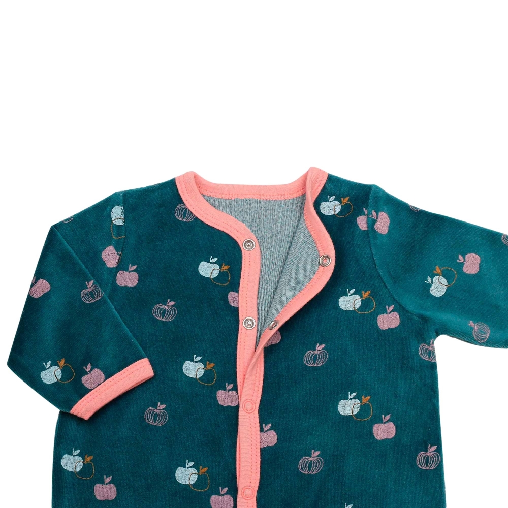 Pijama de bebé niña con zoom en la apertura superior