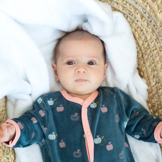 Pigiama in velluto blu e rosa per bambina visto dal davanti