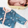 Photo mise en scène du pyjama bébé fille avec un petit panier en osier