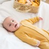 bebé en su pijama de canalé mostaza