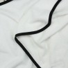 Materialnahaufnahme des 100% Baumwoll-Frottéestoffs des Baby-Bademantels