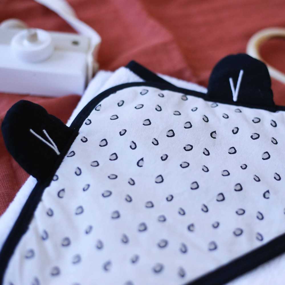 Mise en scène de la sortie de bain bébé et ses petites oreilles de panthère