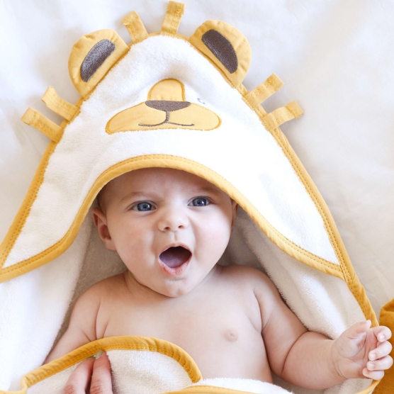 Gevouwen badcape met het hoofd van een schattig leeuwtje